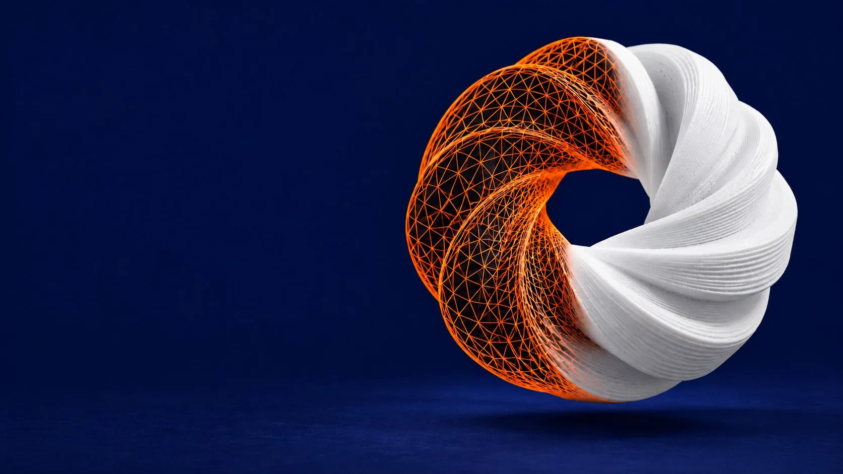 Forma escultural em espiral: metade em malha laranja, metade em camadas brancas impressas em 3D
